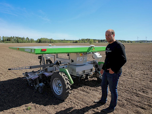 Juha Jartun kokemuksen mukaan peltorobotti on oiva apu sokerijuurikkaan viljelyssä. Kuva: Jasmin Rikkonen/Satakunnan ELY-keskus