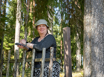 Metsänomistaja Hanna Vainikainen on tyytyväinen Kuution käyttäjä.