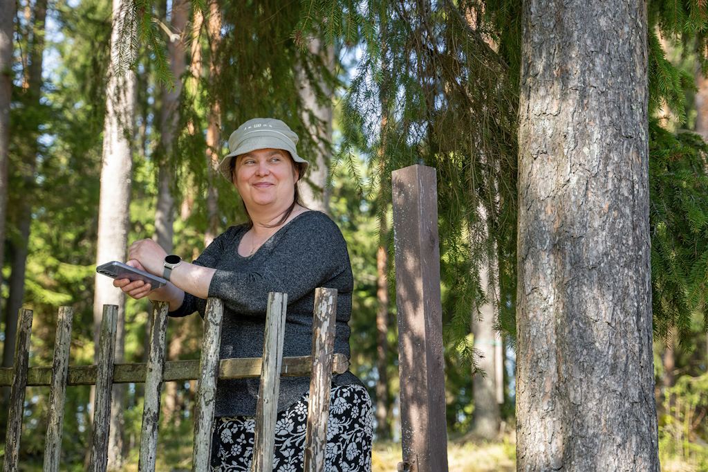 Metsänomistaja Hanna Vainikainen on tyytyväinen Kuution käyttäjä.