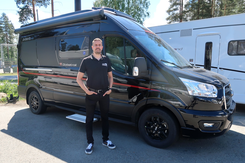 Jokicaravanin toimitusjohtaja Matti Silvennoinen ja Dethleffs Globetrail -retkeilyauto Ford Transitin alustalla. Retkeilyautojen kysyntä on kasvussa.