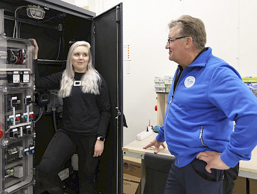 Opiskelijoiden työpaikkaohjaajana toimiva Emilia Parviainen ja opettaja Tuomo Lahtinen.