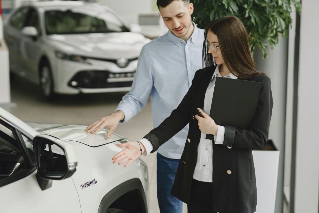 Tammi-huhtikuun aikana rekisteröidyistä uusista henkilöautoista 34,6 prosenttia oli täyssähköautoja ja 21,4 prosenttia ladattavia hybridejä. Kuvan lähde: Pexels. Kuvaaja: Gustavo Fring.