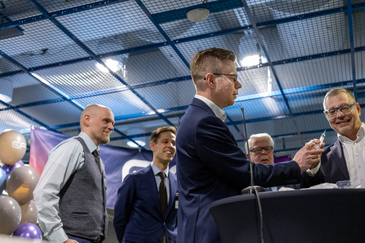 Lavalla symbolisen sirun paketoivat Pasi Pylväs FiCCC:stä ja Tampereen yliopiston rehtori Keijo Hämäläinen (etualalla) sekä Juha Tulonen (Nokia Technology Center), Joonas Mikkilä (Teknologiateollisuus) ja Tampereen pormestari Kalervo Kummola. Kuvaaja: Petri Kangas / Business Tampere