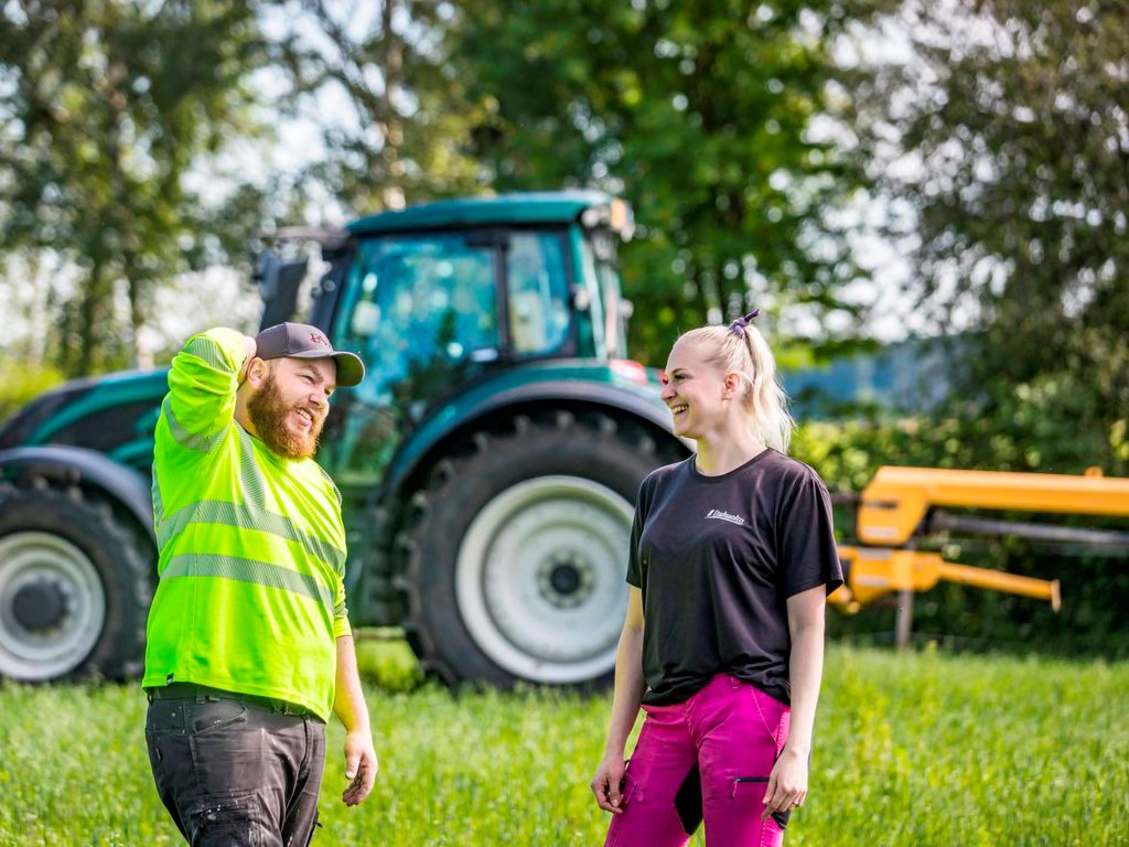 Suurimpia monialaistamisen liiketoimintasuuntia ovat koneurakointi, polttopuiden teko, matkailu, suoramyynti ja muut palvelut esimerkiksi kiinteistöjen hoito. Kuva: ProAgria/MS