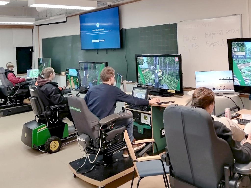 Kuvassa metsäsimulaattorikoulutusta OSAOn nykyaikaisissa oppimisympäristöissä.