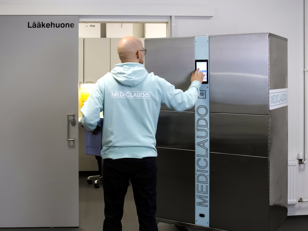 Mediclaudon kehittämä älylääkekaappi ja lääkejakelun hallintaohjelmisto tarjoavat turvallisen, digitaalisesti ohjatun tavan jakaa ja seurata lääkkeitä sairaaloissa ja hoivayksiköissä.