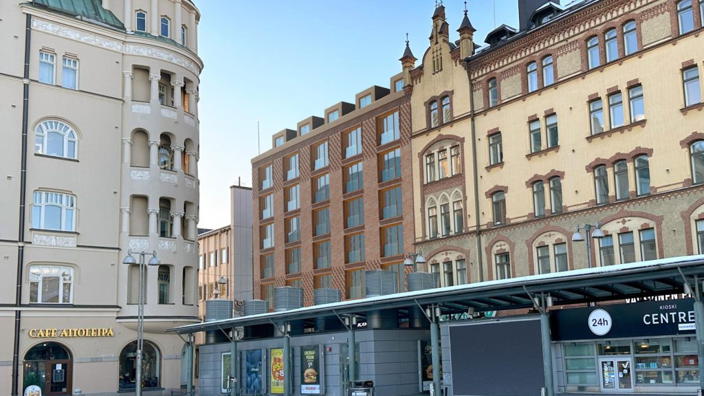 Asemakaavamuutoksen hakijan viitesuunnitelmaluonnoksen havainnekuvassa on hahmoteltu, miltä mahdollinen kaavan toteutus voisi näyttää ympäristössään. Kuva: YH Kodit Oy ja Sweco Finland Oy