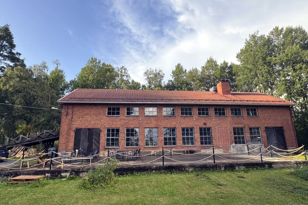 Sastamalan Rautaveden rannalle vanhaan Uittomiehentaloon on avautunut uusi juhla- ja tapahtumatalo, Tiilihovi.