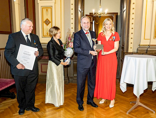 Kuvassa oikealta maakuntavaltuuston puheenjohtaja Sofia Vikman, Patria Groupin toimitusjohtaja Esa Rautalinko, maakuntajohtaja Anna-Mari Ahonen ja maakuntahallituksen puheenjohtaja Roope Lehto. Kuva: Rami Marjamäki