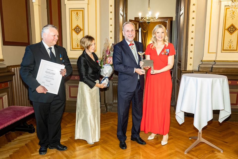 Kuvassa oikealta maakuntavaltuuston puheenjohtaja Sofia Vikman, Patria Groupin toimitusjohtaja Esa Rautalinko, maakuntajohtaja Anna-Mari Ahonen ja maakuntahallituksen puheenjohtaja Roope Lehto. Kuva: Rami Marjamäki