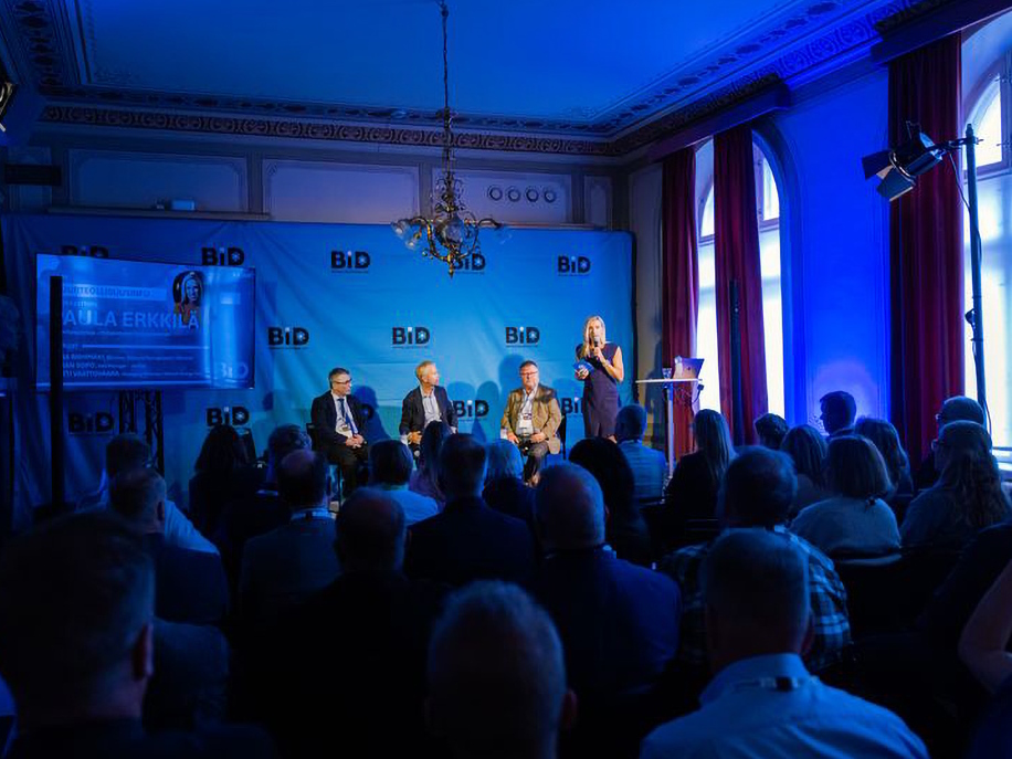 Pohjanmaan kauppakamarin Paula Erkkilän luotsaamassa suurteollisuusinfossa olivat mukana Jöran Sopo (Arctial), Vesa Riihimäki (Wärtsilä) ja Matti Vaattovaara (Hitachi Energy Park). Kuva: Jukka Vähälummukka
