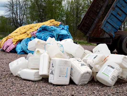 Yhteistyöllä on suuri merkitys muovijätteen kierrätyksen onnistumiseen. Esimerkkejä on haettu jopa Ruotsin maatalousmuovijätteen Pop up-kierrätyspisteistä, joissa kerätään jopa 98 % jätteistä. Kuva: Aija Hytönen