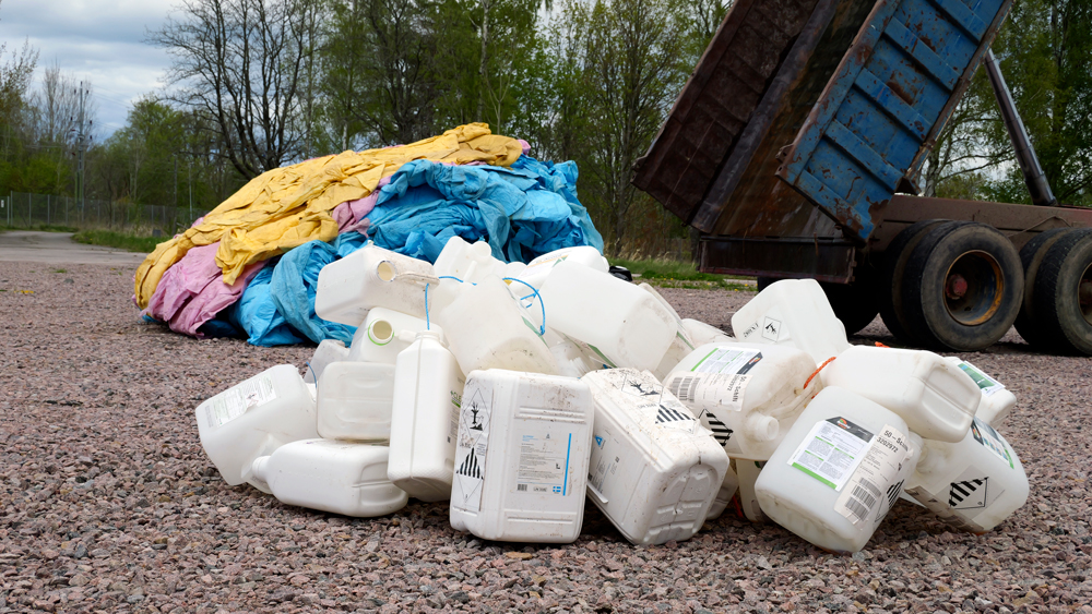 Yhteistyöllä on suuri merkitys muovijätteen kierrätyksen onnistumiseen. Esimerkkejä on haettu jopa Ruotsin maatalousmuovijätteen Pop up-kierrätyspisteistä, joissa kerätään jopa 98 % jätteistä. Kuva: Aija Hytönen
