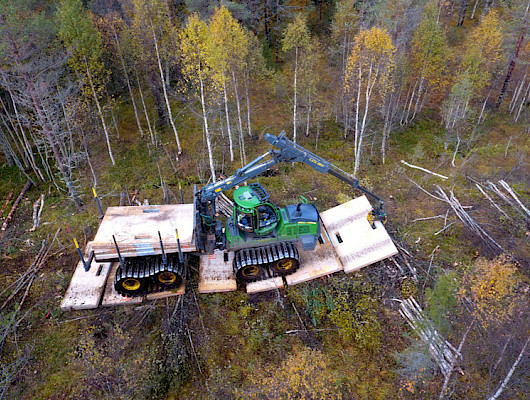 Ajolevyt parantavat kantavuutta kelirikkoaikana ja vähentävät sorastuksen tarvetta. Kuva: Harri Lindeman