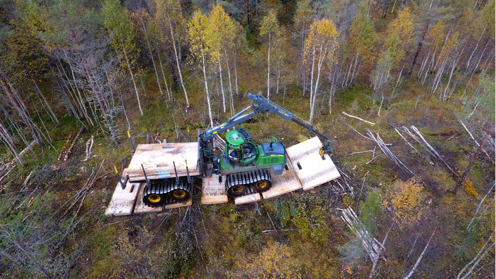 Ajolevyt parantavat kantavuutta kelirikkoaikana ja vähentävät sorastuksen tarvetta. Kuva: Harri Lindeman