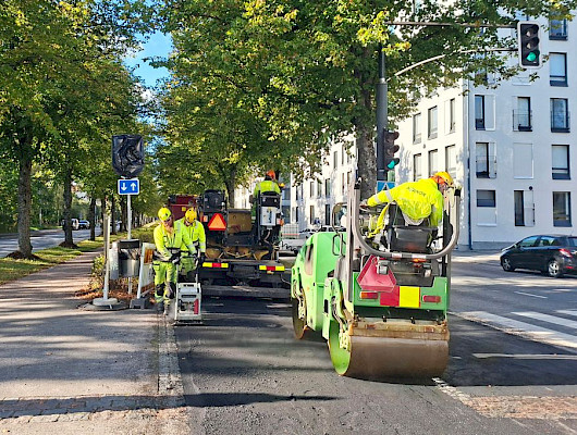 Stara testaa ligniinipitoista, ympäristöystävällisempää asfalttimassaa neljässä kohteessa. Koskelantien pyörätielle tehtiin uutta asfalttia reilun 600 metrin matkalle. Asfalttimassaa tasoitettiin jyrällä ja tärylätkällä. Kuva Anna-Leena Pyykönen