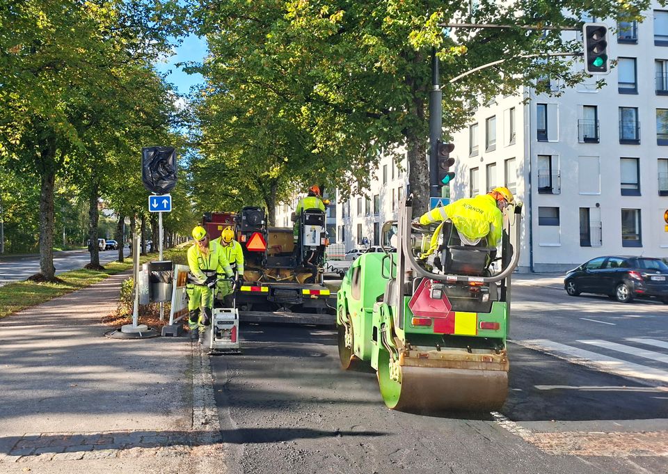 Stara testaa ligniinipitoista, ympäristöystävällisempää asfalttimassaa neljässä kohteessa. Koskelantien pyörätielle tehtiin uutta asfalttia reilun 600 metrin matkalle. Asfalttimassaa tasoitettiin jyrällä ja tärylätkällä. Kuva Anna-Leena Pyykönen