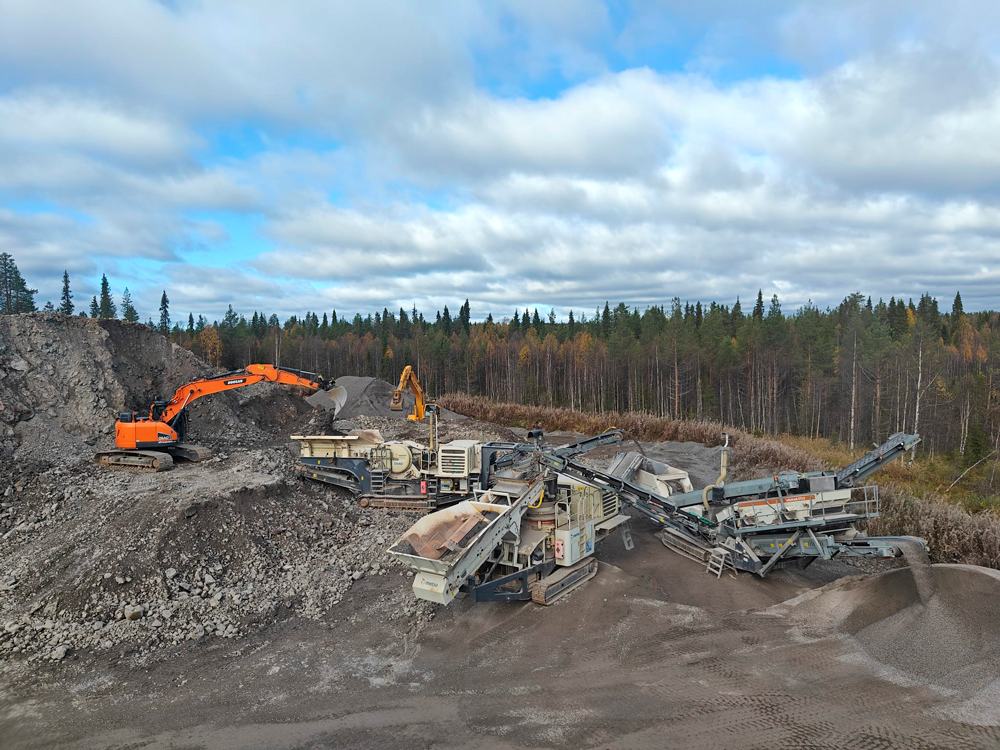 Kaivosalan koulutuksen rinnalla OSAOn Taivalkosken yksikössä myös maarakennuskoneen kuljettajat saavat vahvan kokemuksen murskaus- ja kaivannaisalan toiminnasta.