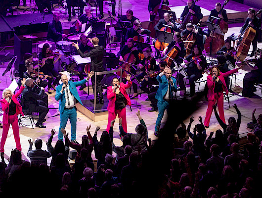 Konserttikävijöistä lähes jokainen suosittelisi Tampere Filharmonian konserttia. Abba-konsertit lauluyhtye Rajattoman kanssa saivat yleisön tanssimaan. Kuva: Rami Marjamäki.