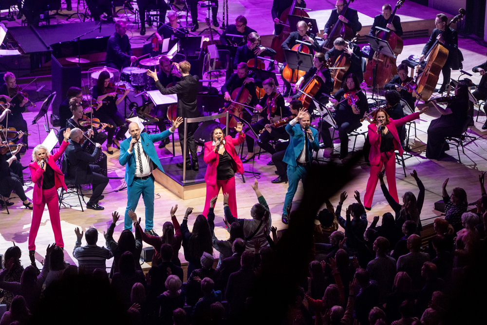 Konserttikävijöistä lähes jokainen suosittelisi Tampere Filharmonian konserttia. Abba-konsertit lauluyhtye Rajattoman kanssa saivat yleisön tanssimaan. Kuva: Rami Marjamäki.