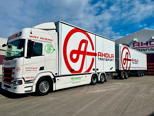 Ahola Transportin sähkörekka.