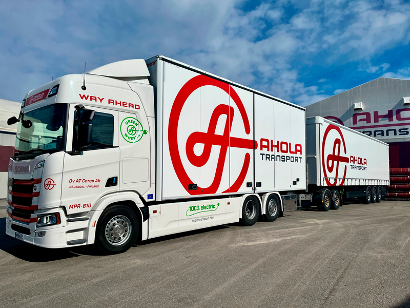Ahola Transportin sähkörekka.