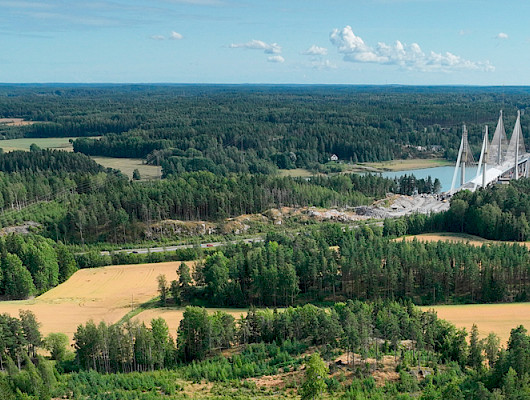 Kreate on voittanut lähes 80 miljoonan euron Mt 180 Kurkela–Kuusisto-urakan, jossa rakennetaan Kaarinaan läntinen ohitustie. Toisesta päästä ohitustie yhdistyy Helsinkiin johtavalle Valtatie 1:lle ja toinen pää rakentuu aivan Kreaten rakentaman ja kuvassa taustalla siintävän Kirjalansalmen sillan kupeeseen. Kuva Kreate Oy