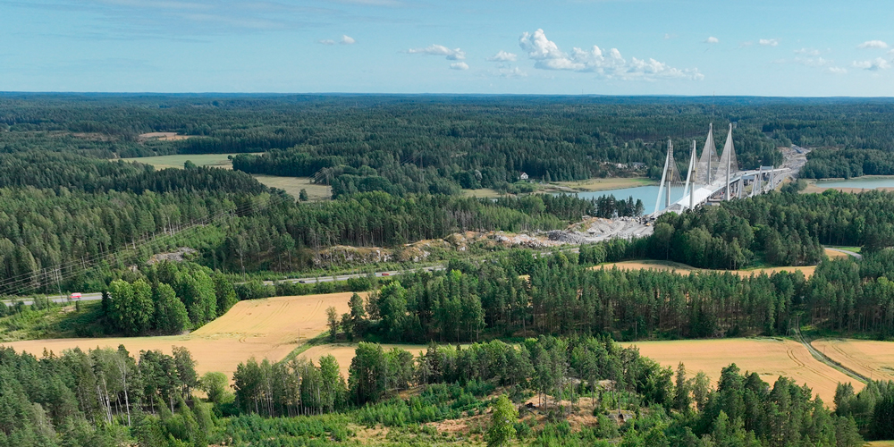 Kreate on voittanut lähes 80 miljoonan euron Mt 180 Kurkela–Kuusisto-urakan, jossa rakennetaan Kaarinaan läntinen ohitustie. Toisesta päästä ohitustie yhdistyy Helsinkiin johtavalle Valtatie 1:lle ja toinen pää rakentuu aivan Kreaten rakentaman ja kuvassa taustalla siintävän Kirjalansalmen sillan kupeeseen. Kuva Kreate Oy
