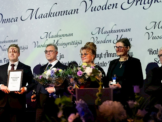 Kuvassa vasemmalta oikealle Maakunnan Vuoden Yritykset: Vuoden Nuori Yrittäjä Milla Kempas (Koivulan Farmi), Vuoden Yritys Rakennusliike Soimu Oy:n Janne Mustonen ja Eero Mustonen, Vuoden Yksinyrittäjä Mirva Kolehmainen (Hius- ja kauneusSalonki Kaunis & Komea) sekä Äksyt Ämmät Oy:n Minna Murtonen ja Kirsi Partanen.