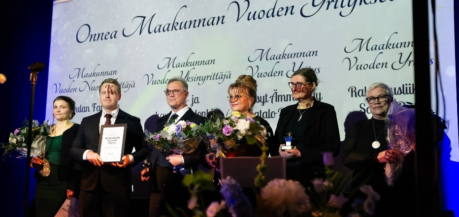 Kuvassa vasemmalta oikealle Maakunnan Vuoden Yritykset: Vuoden Nuori Yrittäjä Milla Kempas (Koivulan Farmi), Vuoden Yritys Rakennusliike Soimu Oy:n Janne Mustonen ja Eero Mustonen, Vuoden Yksinyrittäjä Mirva Kolehmainen (Hius- ja kauneusSalonki Kaunis & Komea) sekä Äksyt Ämmät Oy:n Minna Murtonen ja Kirsi Partanen.