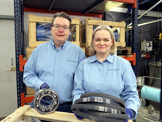 Valveen Sähkökoneella asiakkaita ammattitaitoisesti palvelevat Janne ja Johanna Valve.