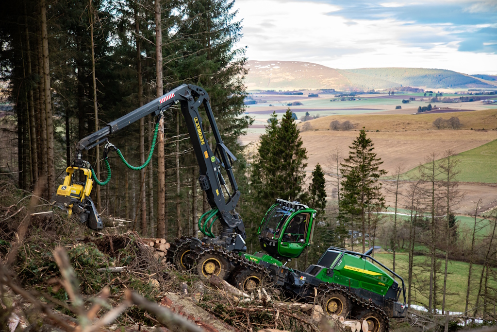 Joensuusta maailmalle – John Deeren metsäkoneet tuottavaan puunkorjuuseen