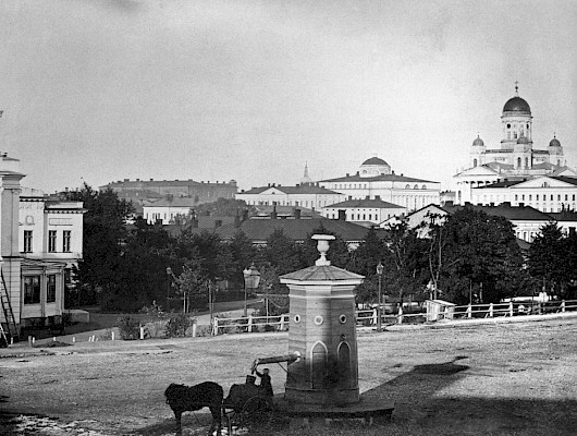 1876 Vesi virtaa ensi kertaa kaupunkiin. Säännöllinen vedenpumppaus Vantaanjoesta aloitetaan ja kaupunkilaiset saavat vesijohtovetensä aluksi kahdesta jakelupisteestä Helsingin keskustassa.