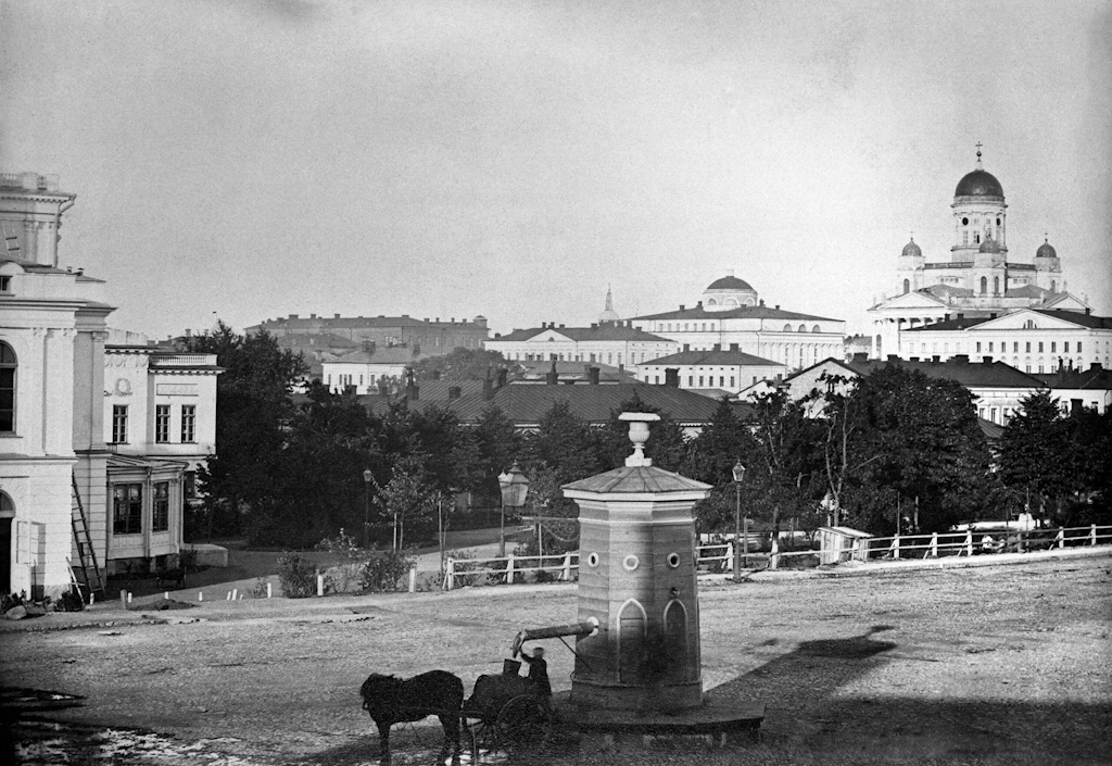 1876 Vesi virtaa ensi kertaa kaupunkiin. Säännöllinen vedenpumppaus Vantaanjoesta aloitetaan ja kaupunkilaiset saavat vesijohtovetensä aluksi kahdesta jakelupisteestä Helsingin keskustassa.