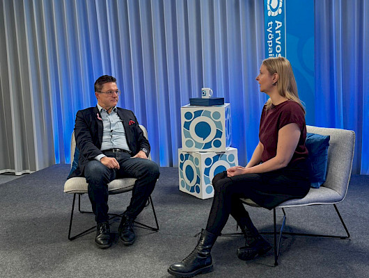 Vuoden 2025 arvostetuimmat työpaikat -julkistamistilaisuuden isännöi suomalainen tietokirjailija, yritysvalmentaja ja liikkeenjohdon konsultti Mika D. Rubanovitsch. Studiossa oli mukana myös Arvostettu Oy:n työntekijäkokemuskyselyn laatineen Fambition Consulting Oy:n Laura Hannola.