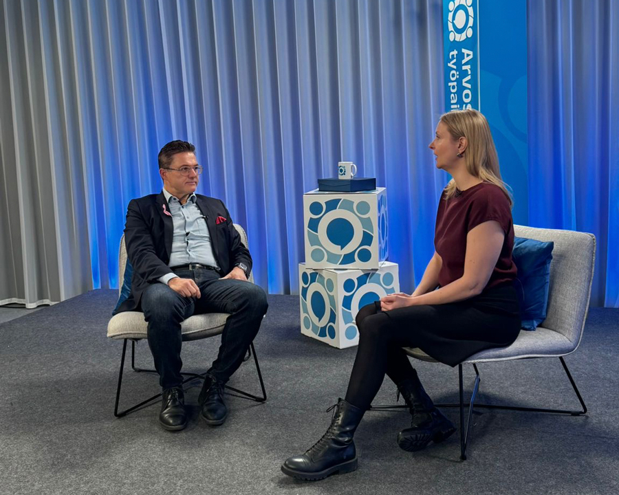 Vuoden 2025 arvostetuimmat työpaikat -julkistamistilaisuuden isännöi suomalainen tietokirjailija, yritysvalmentaja ja liikkeenjohdon konsultti Mika D. Rubanovitsch. Studiossa oli mukana myös Arvostettu Oy:n työntekijäkokemuskyselyn laatineen Fambition Consulting Oy:n Laura Hannola.