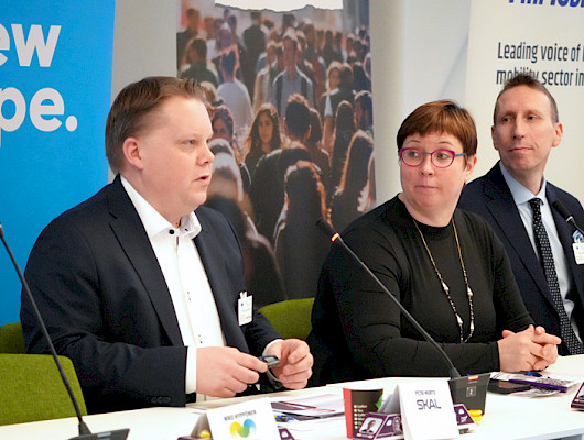 Kuvassa tilaisuuteen osallistuneet SKALin Petri Murto, MEP Merja Kyllönen ja INFRA ry:n toimitusjohtaja Paavo Syrjö. Kuva: Marika Tuominen / The Left