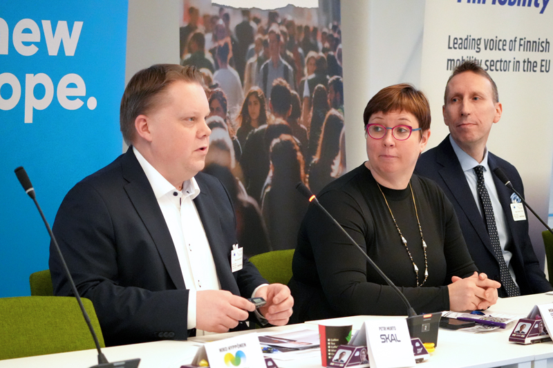 Kuvassa tilaisuuteen osallistuneet SKALin Petri Murto, MEP Merja Kyllönen ja INFRA ry:n toimitusjohtaja Paavo Syrjö. Kuva: Marika Tuominen / The Left