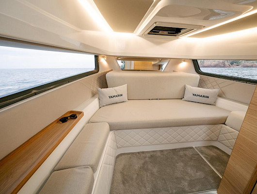 Uusi Yamarin Aura Cabin on aivan uusi, moderni pilot house -vene, joka mukautuu veneilijöiden tarpeisiin ilmastosta ja maanosasta riippumatta.