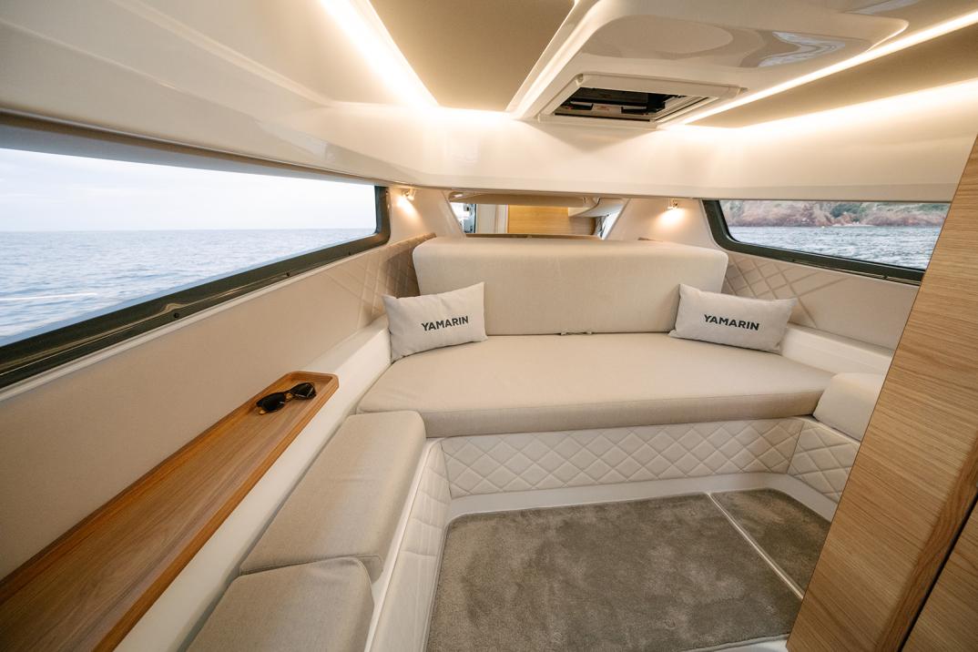 Uusi Yamarin Aura Cabin on aivan uusi, moderni pilot house -vene, joka mukautuu veneilijöiden tarpeisiin ilmastosta ja maanosasta riippumatta.
