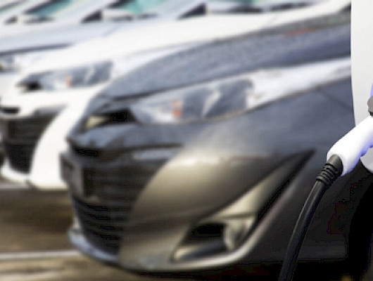 Uusien henkilöautojen kauppa piristyi hieman maaliskuussa – sähköautojen kysyntä kasvussa