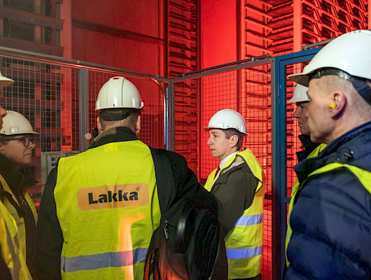 Elinkeinoministeri Sakari Puisto (keskellä) tutustui Lakan vastuullisempien betonituotteiden valmistukseen Joensuussa. – Lakka on erinomainen esimerkki suomalaisesta perheyrityksestä, joka pitää kiinni osaamisestaan ja etsii uusia toimintatapoja, Puisto sanoi. Kuva: Jarno Artika.