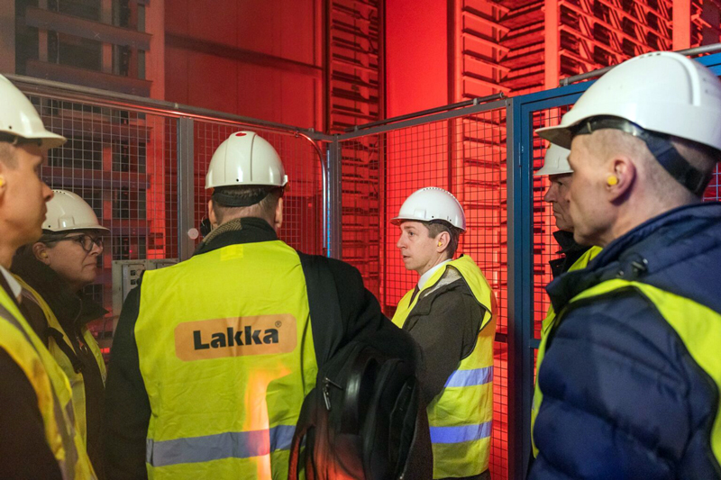 Elinkeinoministeri Sakari Puisto (keskellä) tutustui Lakan vastuullisempien betonituotteiden valmistukseen Joensuussa. – Lakka on erinomainen esimerkki suomalaisesta perheyrityksestä, joka pitää kiinni osaamisestaan ja etsii uusia toimintatapoja, Puisto sanoi. Kuva: Jarno Artika.
