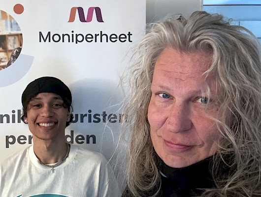 Yhteistyössä yhdenvertaisiin perhepalveluihin -hankkeen projektipäällikkö Kimmo Salo korostaa, että luottamus syntyy arjen kohtaamisissa. Kokemusasiantuntijat ovat keskeisessä roolissa sillan rakentamisessa perheiden ja palveluiden välillä. Kuvassa oikealla hankepäällikkö Kimmo Salo ja vasemmalla kokemusasiantuntija Kemar.