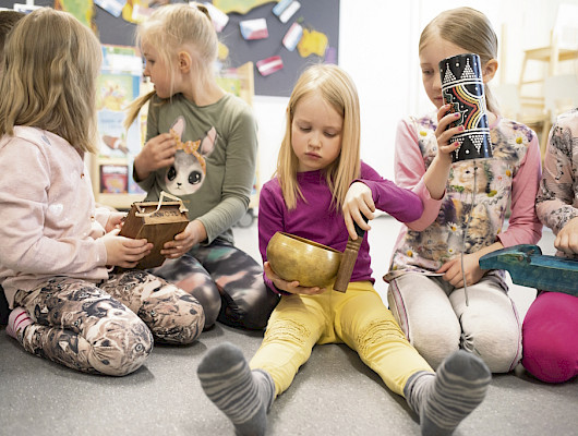 Kiertävät lastenkulttuuritoimijat vievät konsertteja ja työpajoja suoraan kouluille ja päiväkoteihin, myös harvaan asutuille alueille. Kuva: Susanna Lyly, Kulttuuriosuuskunta Uulu
