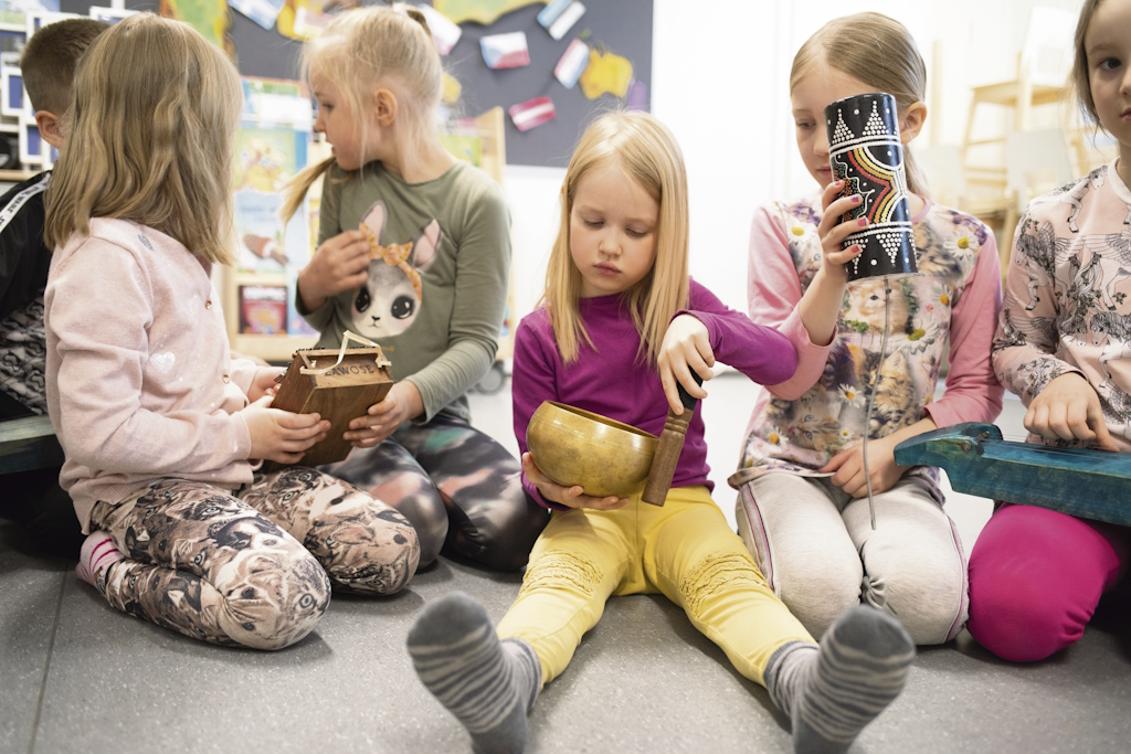 Kiertävät lastenkulttuuritoimijat vievät konsertteja ja työpajoja suoraan kouluille ja päiväkoteihin, myös harvaan asutuille alueille. Kuva: Susanna Lyly, Kulttuuriosuuskunta Uulu