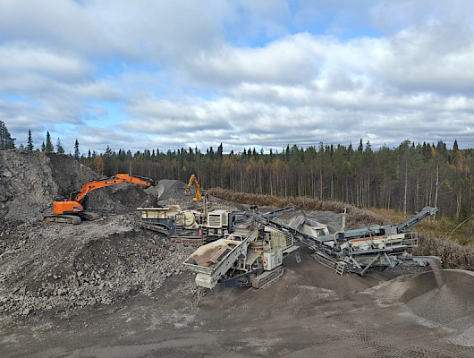 Kaivosalan koulutuksen rinnalla OSAOn Taivalkosken toimipisteessä myös maarakennuskoneen kuljettajat saavat vahvan kokemuksen murskaus- ja kaivannaisalan toiminnasta.