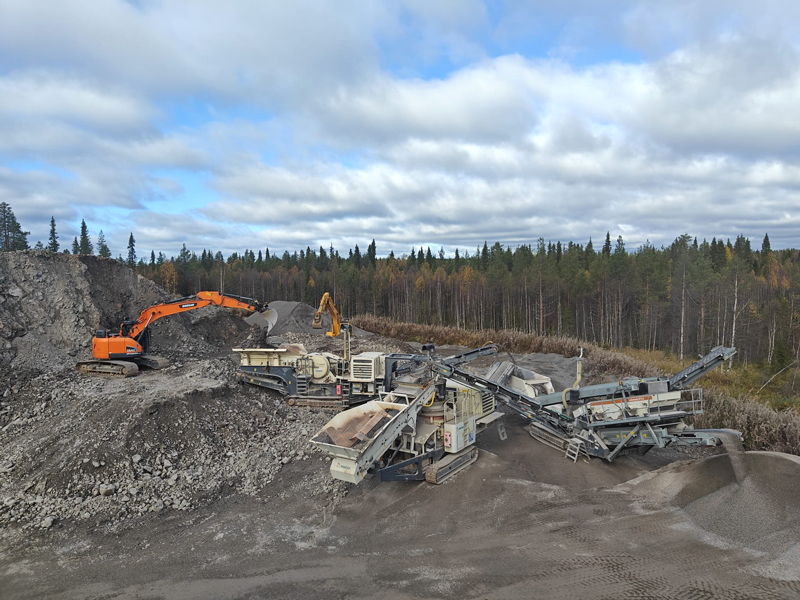 Kaivosalan koulutuksen rinnalla OSAOn Taivalkosken toimipisteessä myös maarakennuskoneen kuljettajat saavat vahvan kokemuksen murskaus- ja kaivannaisalan toiminnasta.