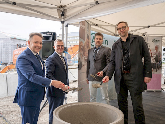 Kuvassa vasemmalta Avain Yhtiöiden toimitusjohtaja Perttu Liukku, pääministeri Petteri Orpo, hankkeen vastaava työnjohtaja Tenconin Teemu Ypyä sekä Palazzo-hankkeen arkkitehti Santeri Lipasti. Kuva: Joni Alhonen