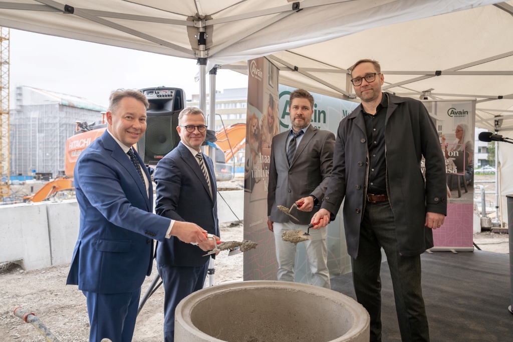 Kuvassa vasemmalta Avain Yhtiöiden toimitusjohtaja Perttu Liukku, pääministeri Petteri Orpo, hankkeen vastaava työnjohtaja Tenconin Teemu Ypyä sekä Palazzo-hankkeen arkkitehti Santeri Lipasti. Kuva: Joni Alhonen